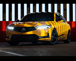 3/4 view of tiger-eye pearl-coloured MDX Type S driving on a bridge. / Vue 3/4 du MDX Type S couleur œil-de-tigre nacré sur un pont.