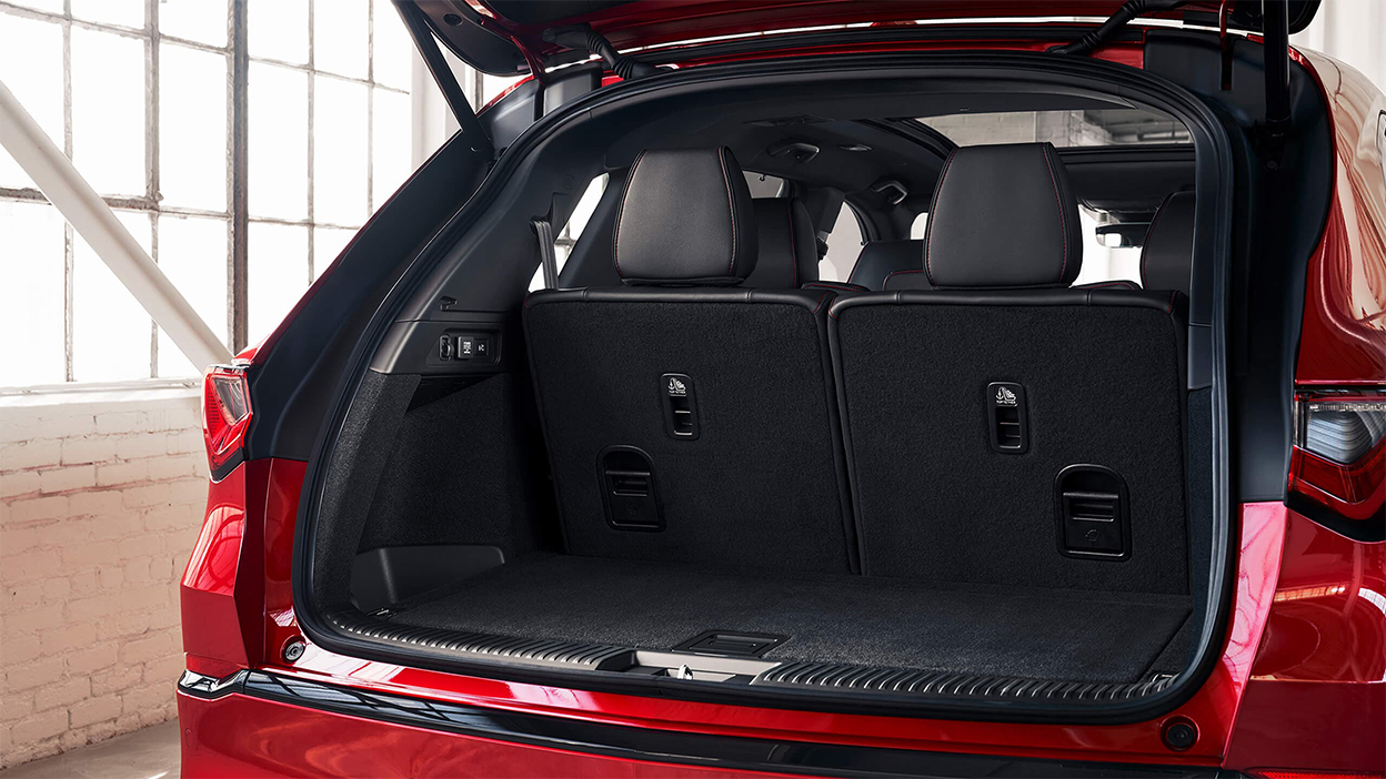 MDX rouge avec le coffre ouvert montrant l’espace de chargement.