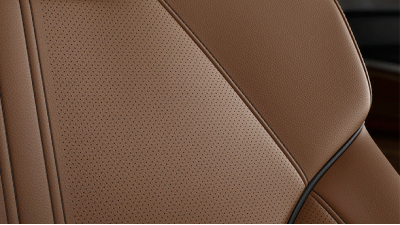 Close-up of perforated brown Milano Leather seating available in select Acura models. Gros plan des sièges en cuir Milano brun perforé disponibles dans certains modèles Acura.
