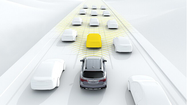 An illustrated image of a silver Acura SUV seen from behind on a white highway. The vehicle is surrounded by white vehicles simulating traffic, while yellow sensor lines emanate from the front of the SUV to demonstrate proximity warnings to a yellow car in front. Illustration d’un VUS Acura argenté vu de l’arrière sur une autoroute blanche. Le véhicule est entouré de véhicules blancs qui simulent la circulation. Les lignes jaunes qui jaillissent de l’avant du VUS simulent la portée des capteurs de proximité par rapport au véhicule jaune qui le devance.