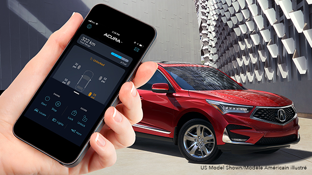 Image of a red Acura RDX parked in front of a futuristic building. A hand is holding a smartphone in the foreground with AcuraLink™ functions seen on the screen. Image d’un Acura RDX rouge stationné devant un bâtiment futuriste. Main qui tient un téléphone intelligent au premier plan, avec les fonctions AcuraLinkMC affichées à l’écran.